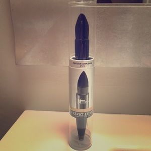 IT Cosmetics complexion makeup brush